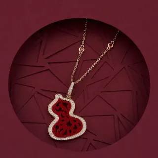 Collier avec pendentif en forme de courge couleur bordeaux et or bordure pavé