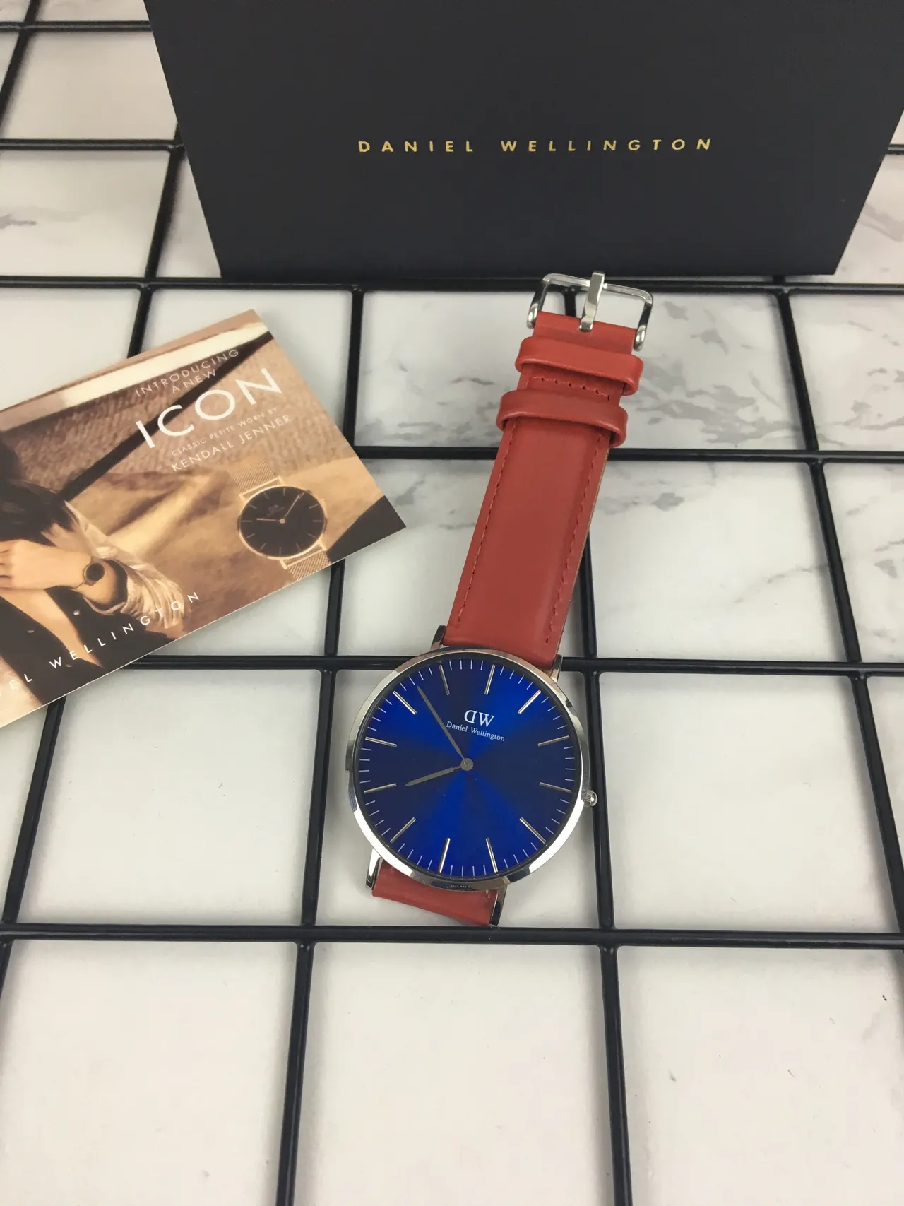 Daniel Wellington नीला लाल न्यूनतम पतली केस क्वार्ट्ज घड़ी 2