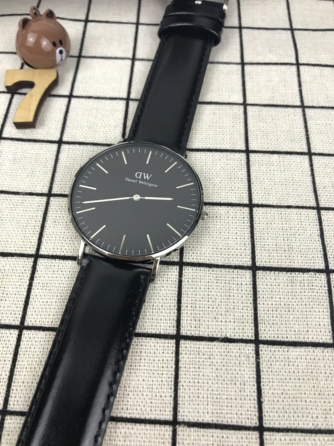 Daniel Wellington क्लासिक ब्लैक मिनिमलिस्ट क्वार्ट्ज घड़ी 4
