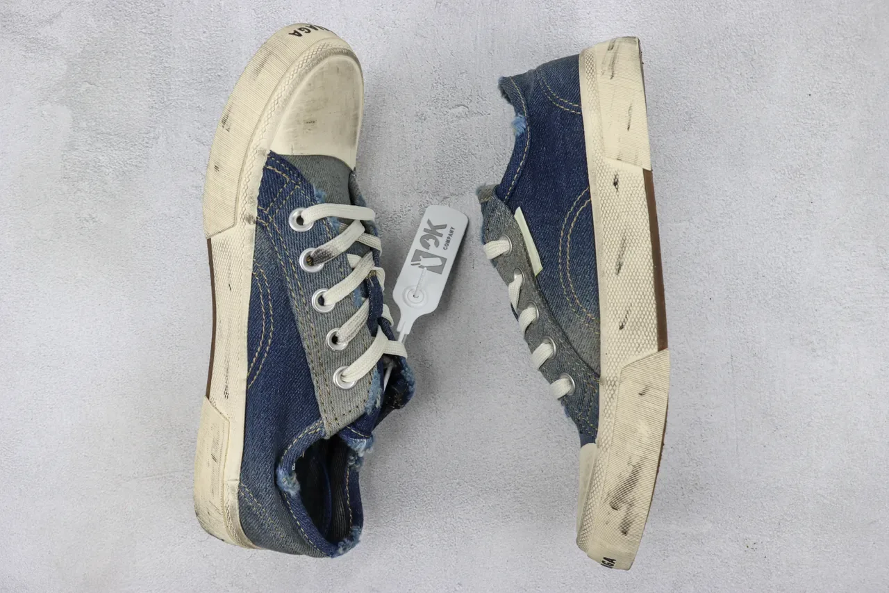حذاء رياضي low-top distressed من الدنيم 2