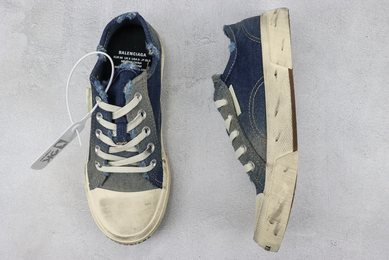 حذاء رياضي low-top distressed من الدنيم 3