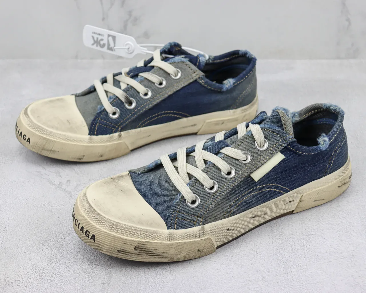 حذاء رياضي low-top distressed من الدنيم 4