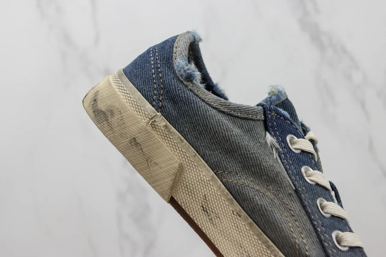 حذاء رياضي low-top distressed من الدنيم 5