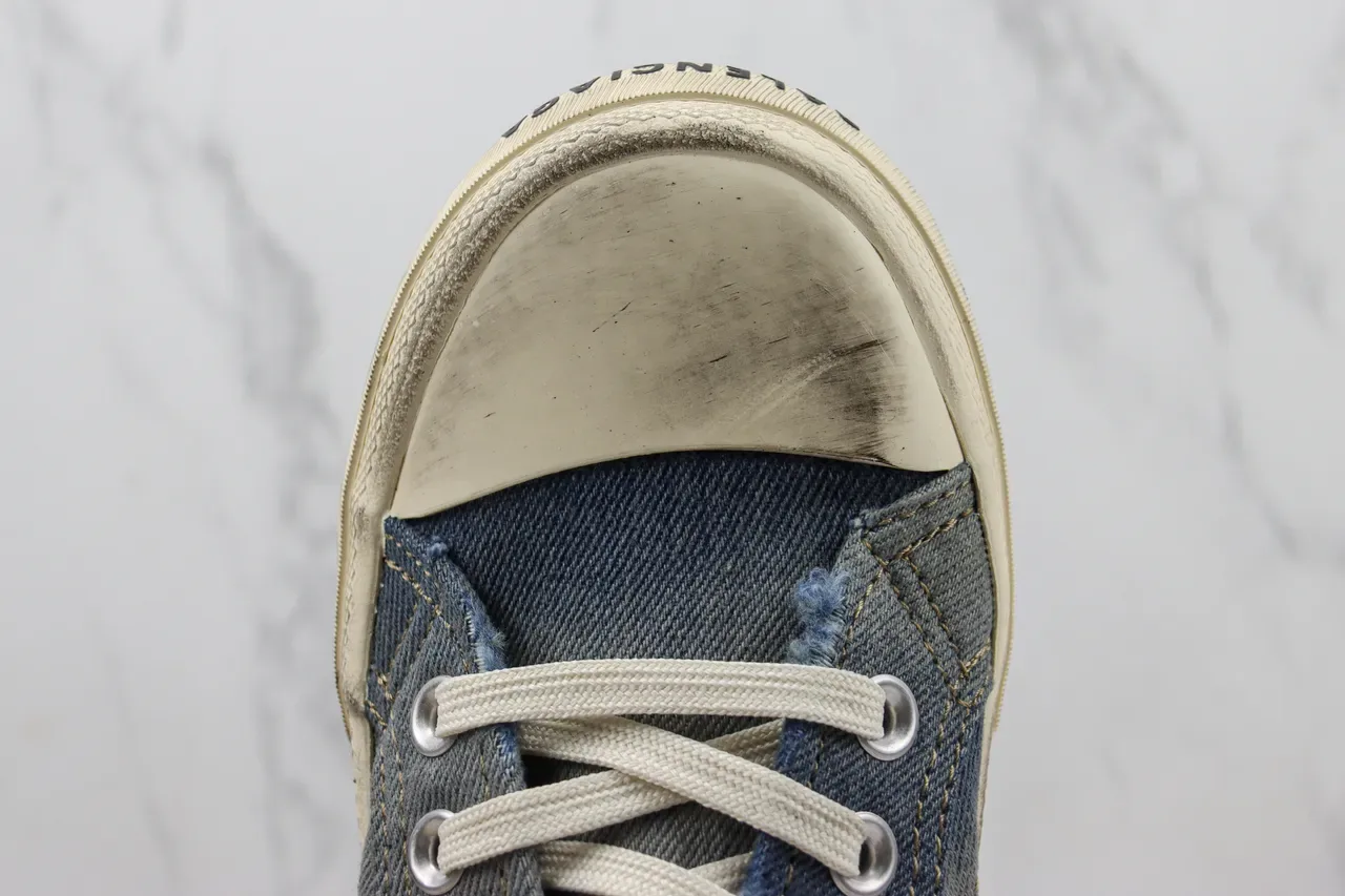 حذاء رياضي low-top distressed من الدنيم 6