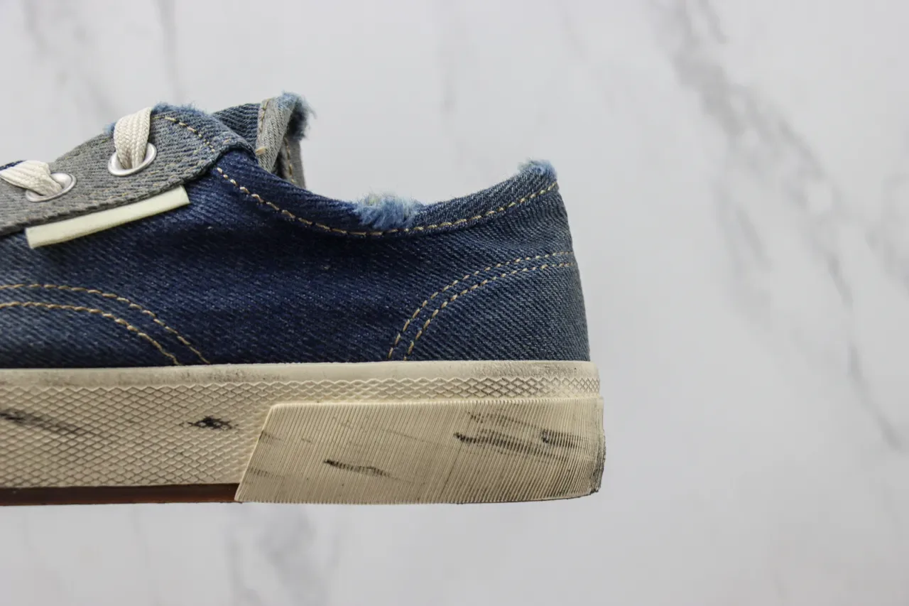 حذاء رياضي low-top distressed من الدنيم 7