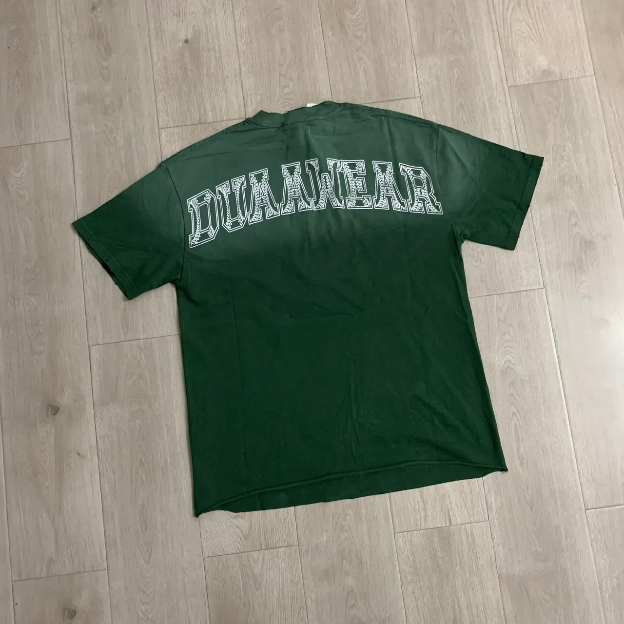 DUA AWEAR Camiseta Oversized Estampa Gráfica Desgastada 6