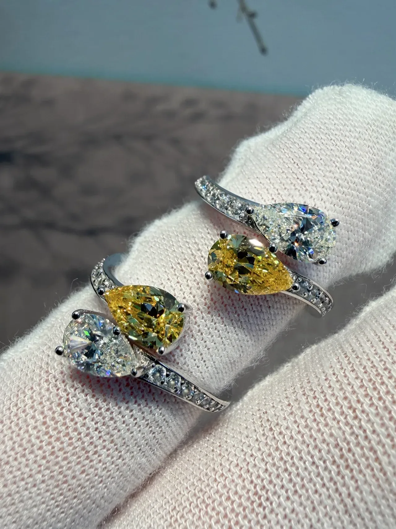 Dual Pear-Cut Two-Tone Gemstone Split Shank Ring 7