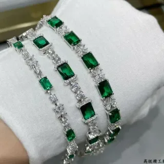 Pulseras de piedras verdes y transparentes con corte de esmeralda en tono plateado