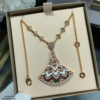 Collier pendentif en forme d'éventail en émail et pierres pavé