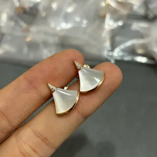Brincos de madrepérola em forma de leque e ponta pavé em tom dourado