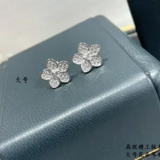 Brincos de prego Florais Pavé de Cinco Pétalos