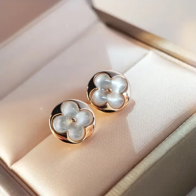 Boucles d'oreilles à tige floral quadrifolié incrustées de nacre ton doré 5
