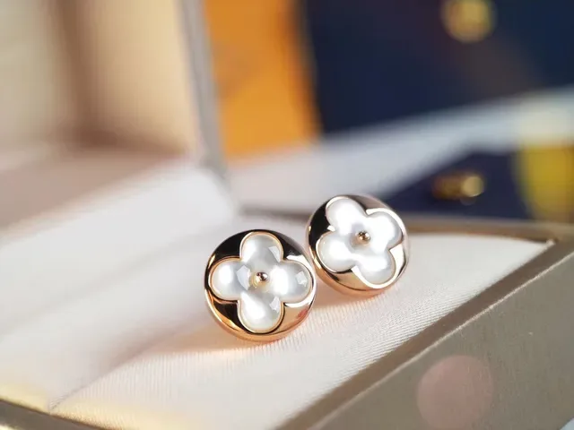 Boucles d'oreilles à tige floral quadrifolié incrustées de nacre ton doré 6