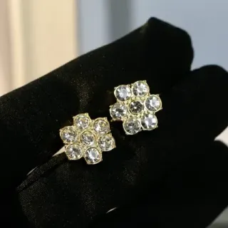 Brincos com forma de flor de cristal em tom dourado