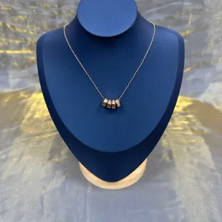 Collier Pendentif à Quatre Barres avec Pierres Facetées