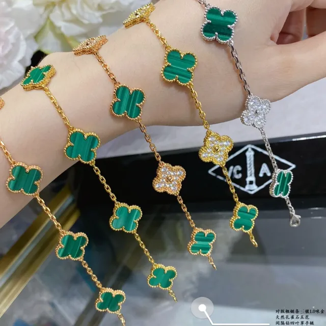 Pulsera con motivo de trébol de cuatro hojas en oro verde con incrustación de malaquita 2