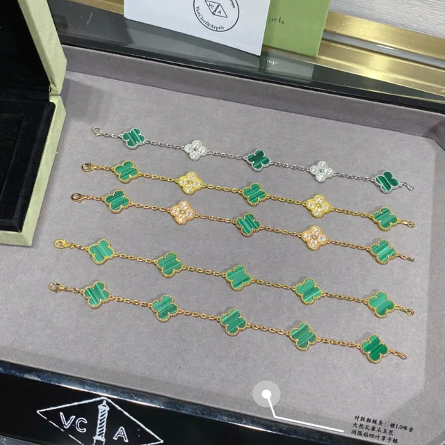 Pulsera con motivo de trébol de cuatro hojas en oro verde con incrustación de malaquita 3