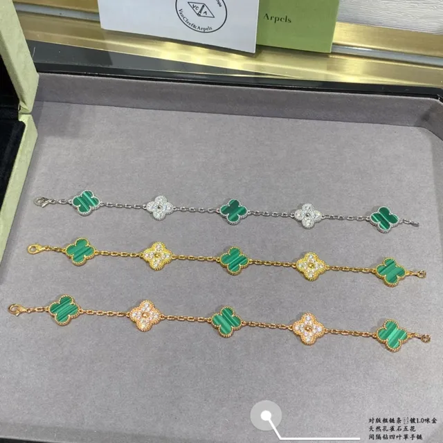 Pulsera con motivo de trébol de cuatro hojas en oro verde con incrustación de malaquita 4