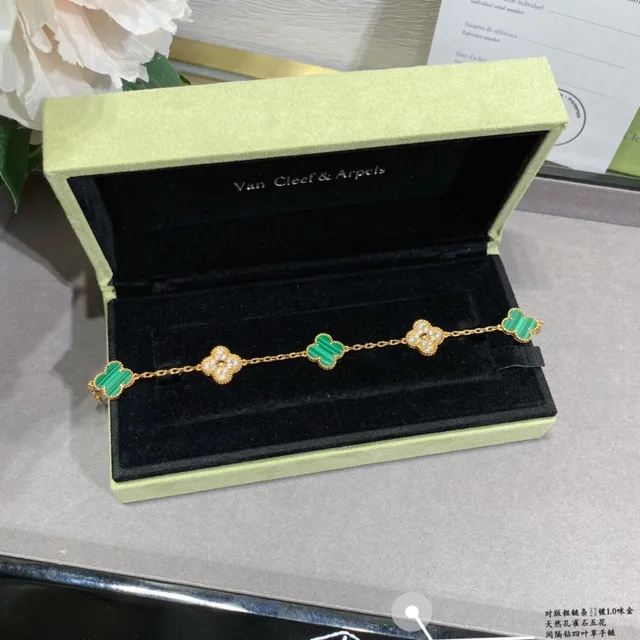 Pulsera con motivo de trébol de cuatro hojas en oro verde con incrustación de malaquita 5