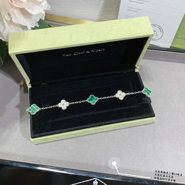 Pulsera con motivo de trébol de cuatro hojas en oro verde con incrustación de malaquita 6