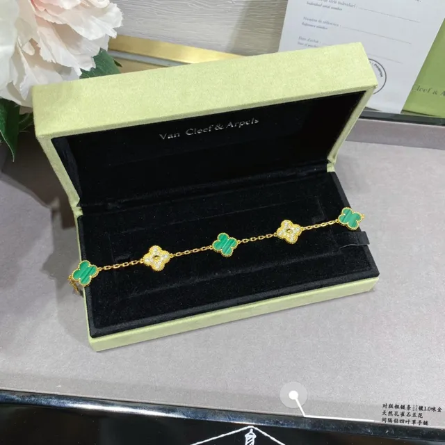 Pulsera con motivo de trébol de cuatro hojas en oro verde con incrustación de malaquita 7