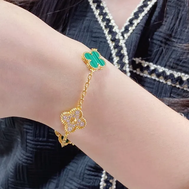 Pulsera con motivo de trébol de cuatro hojas en oro verde con incrustación de malaquita 9
