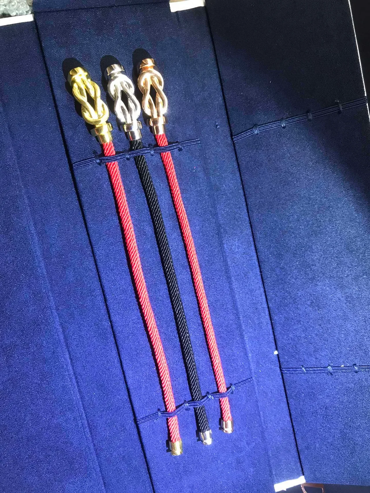 FRED Pulsera de cordón trenzado con cierre de nudo rojo y negro 3
