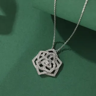 Collier avec pendentif floral géométrique pavé