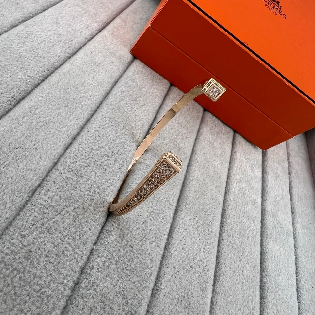 سوارات ذهبية وفضية مفتوحة الكف بأحجار Pavé 4