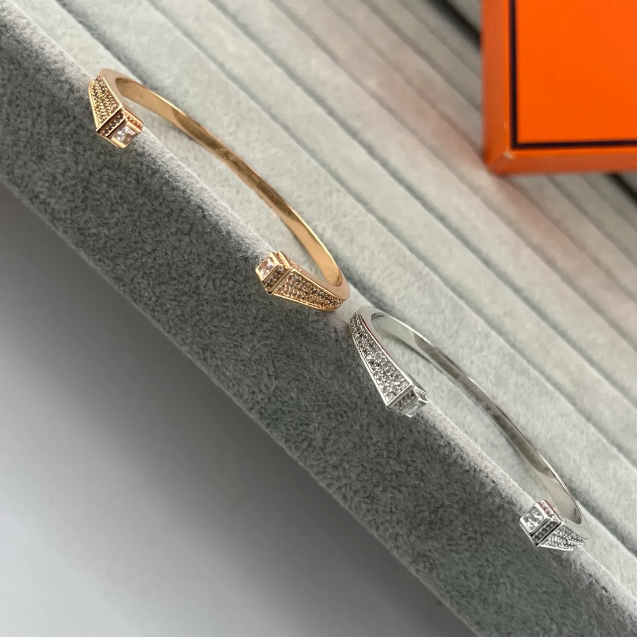 سوارات ذهبية وفضية مفتوحة الكف بأحجار Pavé 6