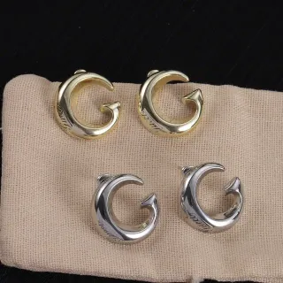 Brincos abertos em forma de C de ouro e prata polidos