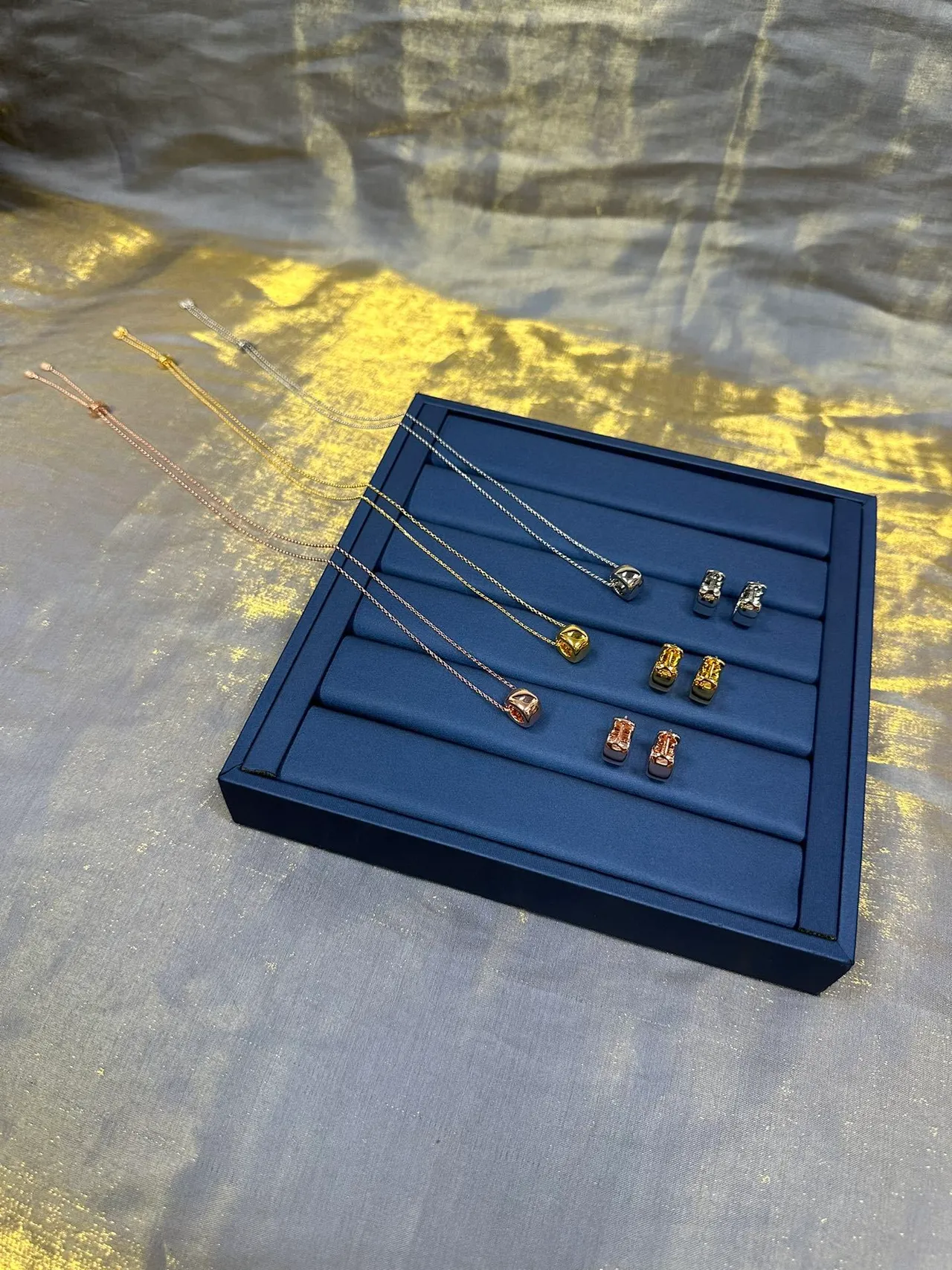 Aretes de aro dorados marrones con bisagras 2