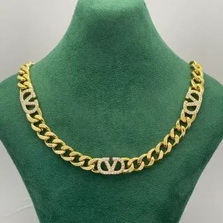 সোনার কার্ব চেইন পেভে V-Logo স্টেটমেন্ট নেকলেস