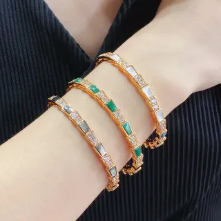 سوارة ذهبية خضراء مفصلة هندسية مقسمة