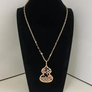 Collier avec chaîne dorée rose et pendentif orné en forme de calebasse