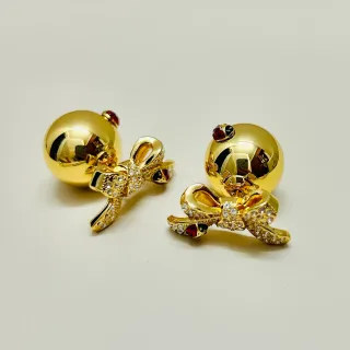 Brincos dourado vermelho esféricos com cristais e laços
