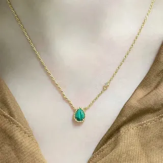 Collier chaîne en or torsadée pendentif goutte malachite engastée