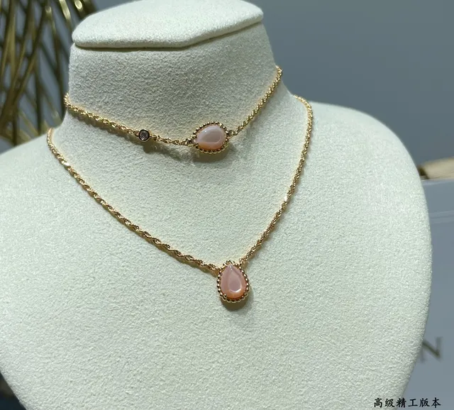 Gold Rope Chain Teardrop Pendant Necklace 4