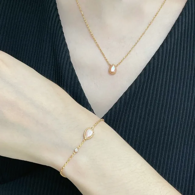 Gold Rope Chain Teardrop Pendant Necklace 9