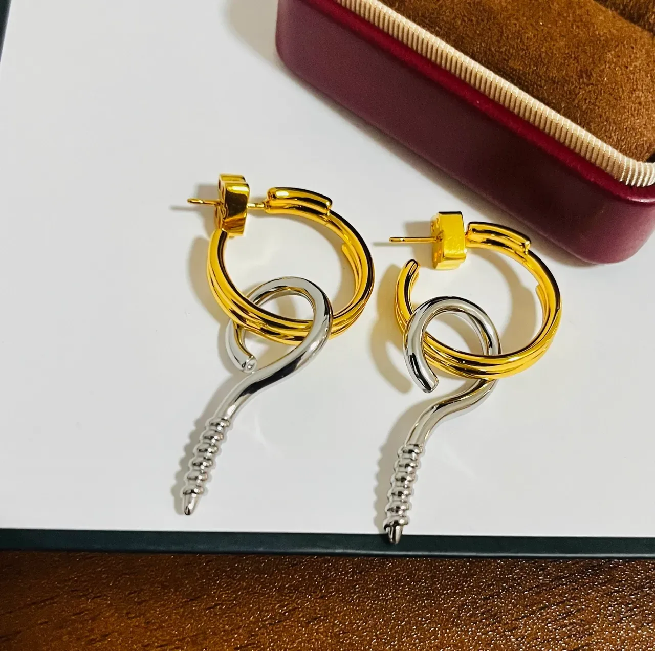 Joias Dangle Asimétricas Esculpidas em Metal Dourado e Prateado Duplo Tom 2