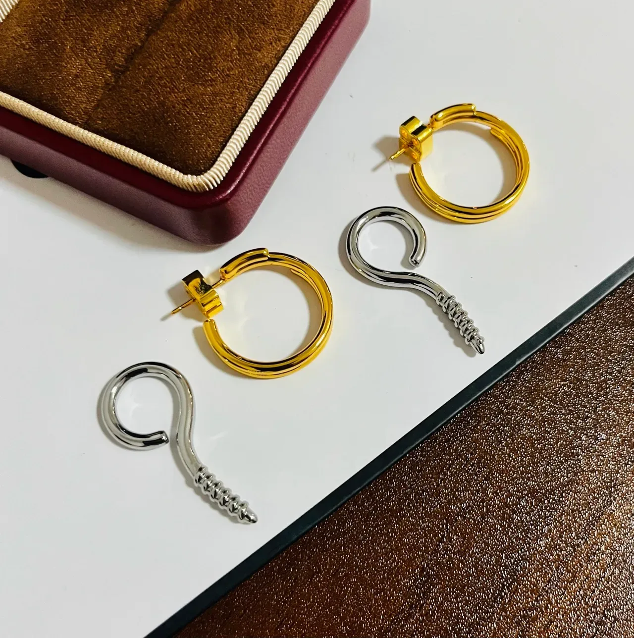 Joias Dangle Asimétricas Esculpidas em Metal Dourado e Prateado Duplo Tom 3