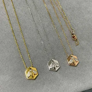 Collier avec pendentif hexagonal en or et argent au motif d'abeille