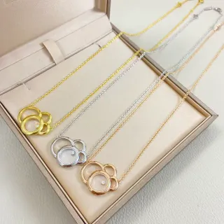 Colgante de triple círculo entrelazado en oro y plata con centro de cristal flotante