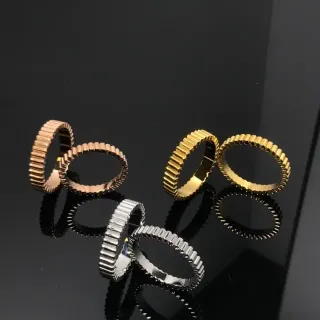 Bague en or et argent au profil de dent d'engrenage extérieur