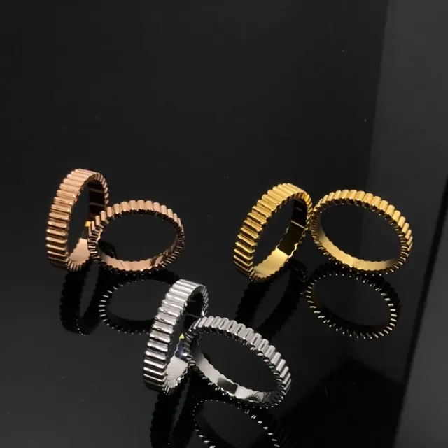 Bague en or et argent au profil de dent d'engrenage extérieur 2