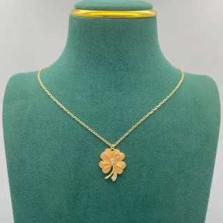 Colar pendente de ouro com esmalte de trevo de quatro folhas