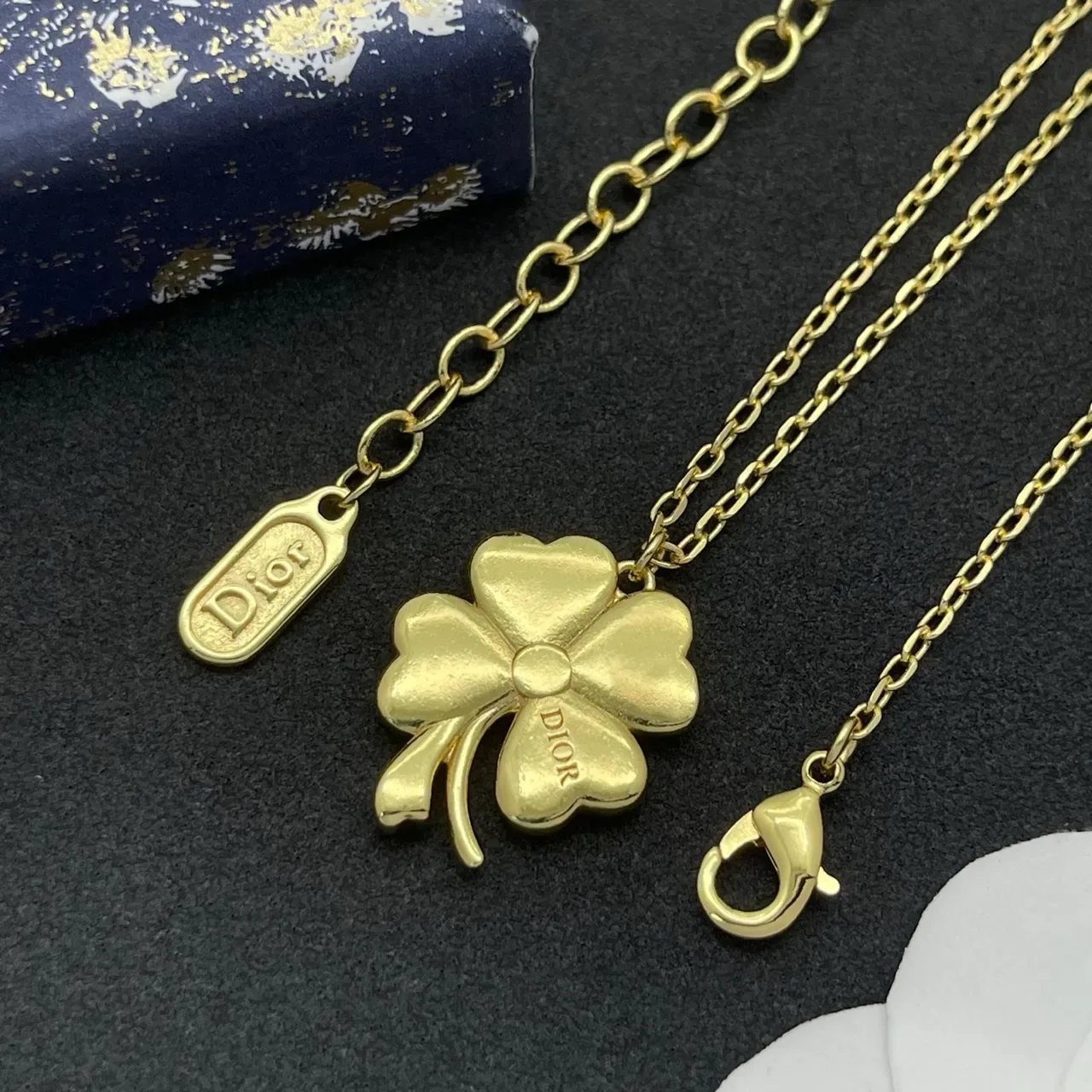 金色搪瓷四叶草吊坠项链 3