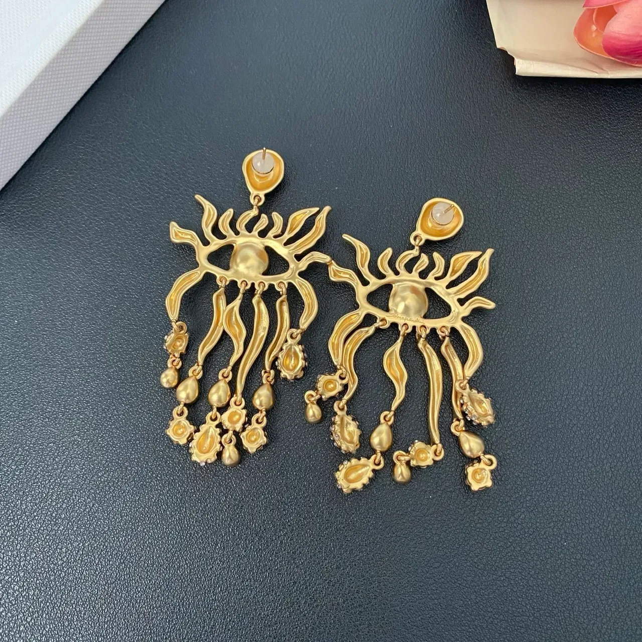 Brincos pendantes de filigrana de chama com motivo de olho em tom dourado 2