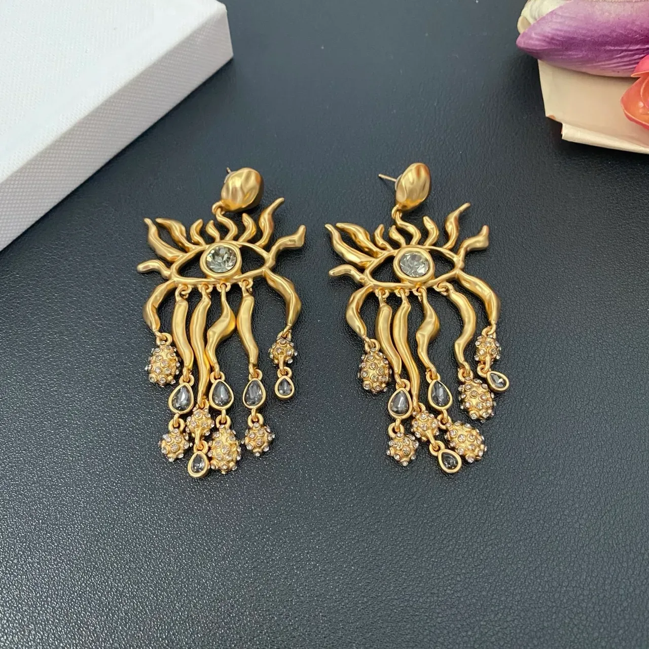 Brincos pendantes de filigrana de chama com motivo de olho em tom dourado 3