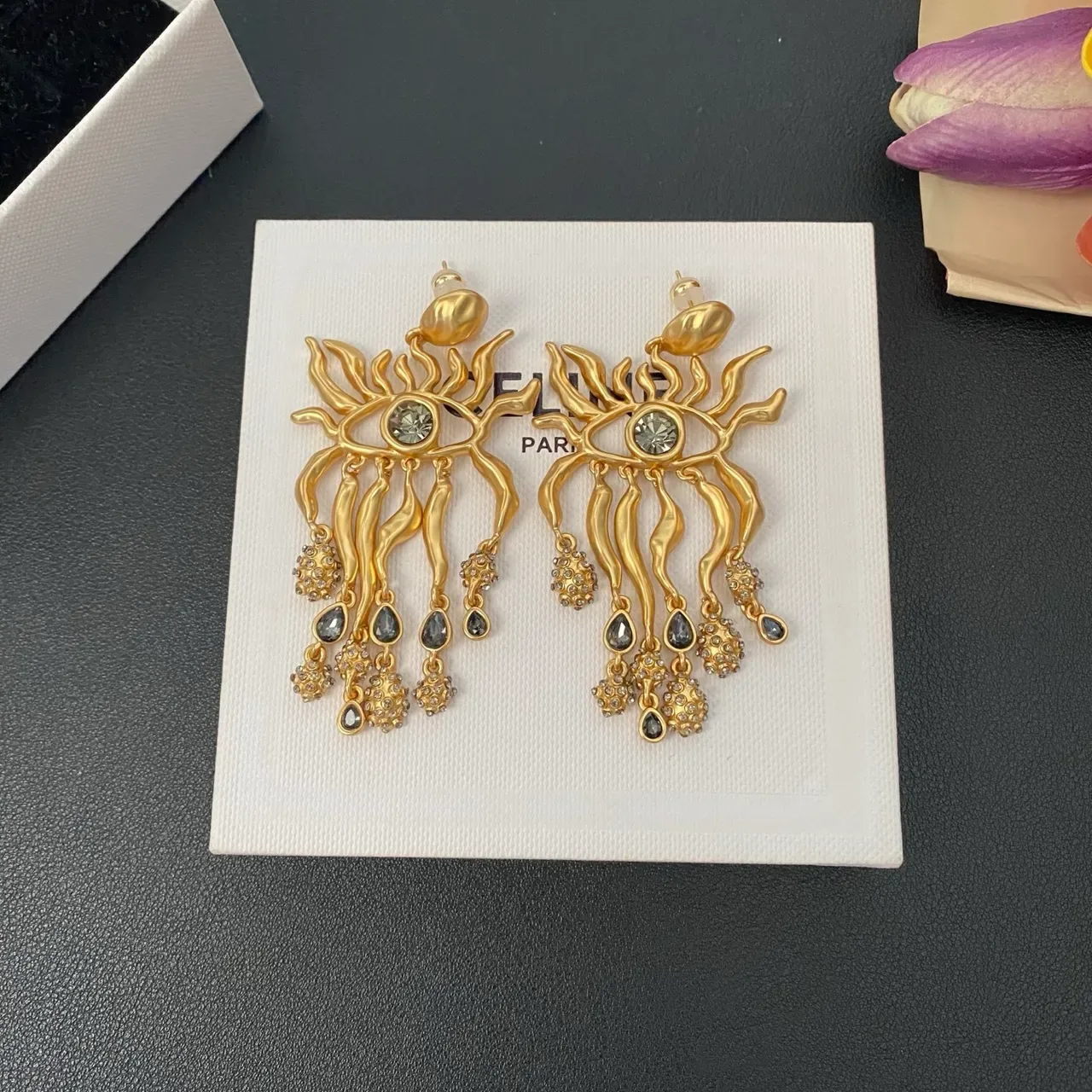 Brincos pendantes de filigrana de chama com motivo de olho em tom dourado 8